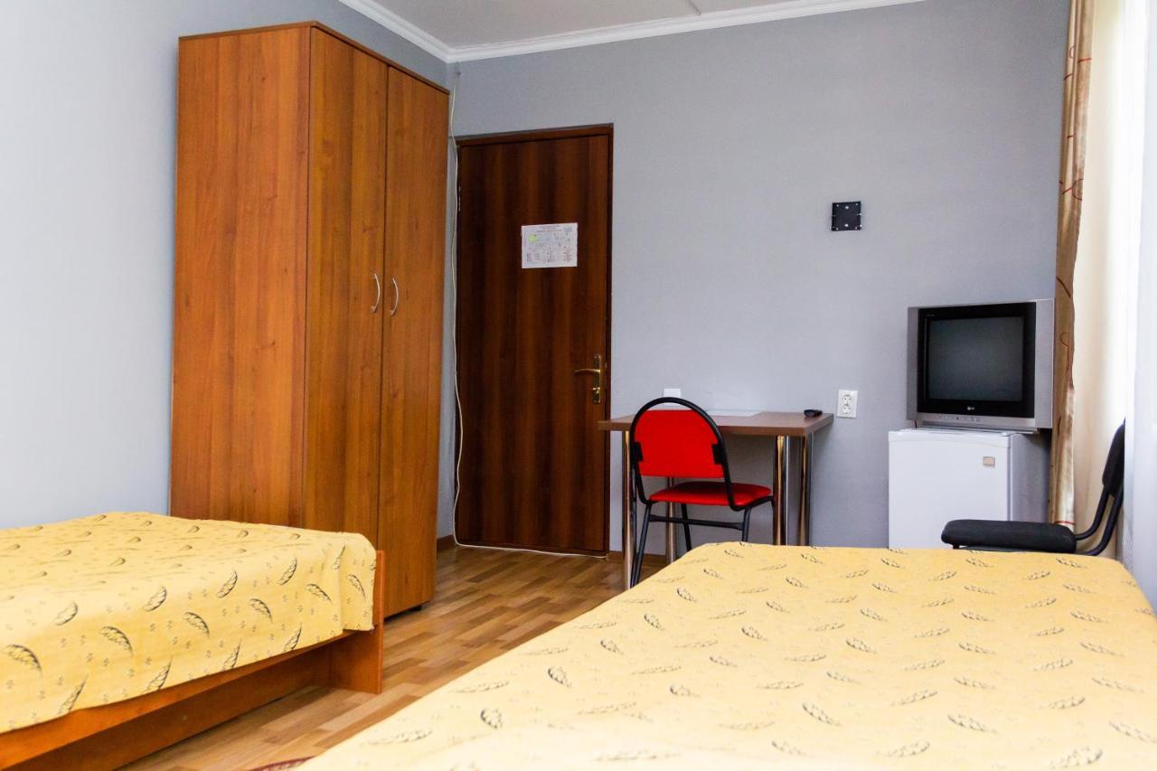 Hotel Tahar Alma-Ata Buitenkant foto